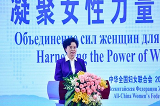 全国妇联副主席、书记处第一书记宋秀岩主持开幕式