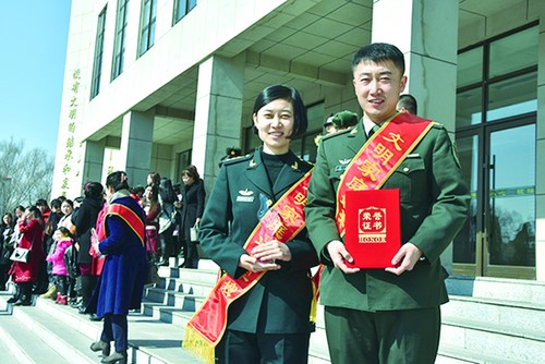 姥爷王恕和姥姥聂金霞      爸爸王允坤,妈妈王燕虹和女儿      王司