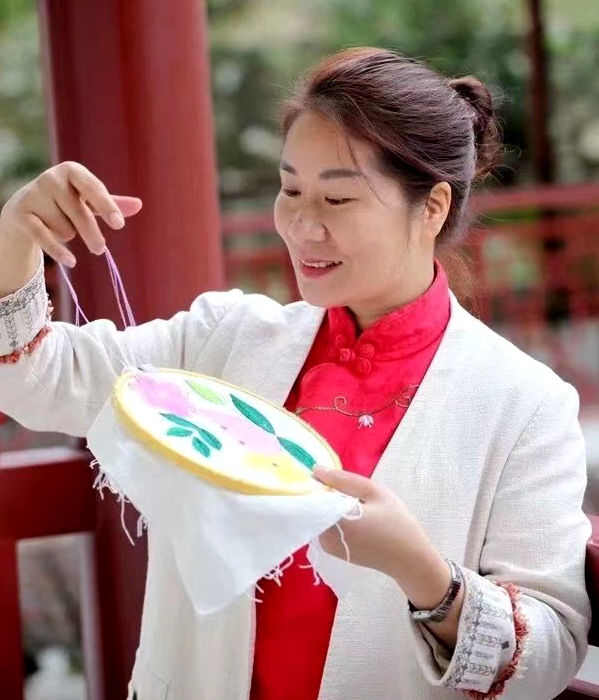 绣娘谢蓉飞针走线绣出美好生活画卷