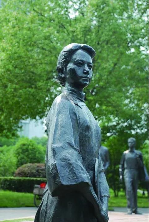 提到一大,尤其要提到的一大中唯一的一位女性王会悟,她是李达的夫人